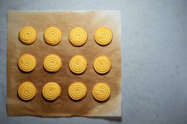 Pişirme kağıdında tereyağlı kurabiye.