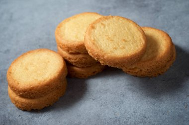 Taş bir masada tereyağlı kurabiye..