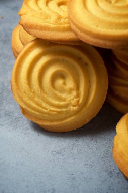 Taş bir masada tereyağlı kurabiye..