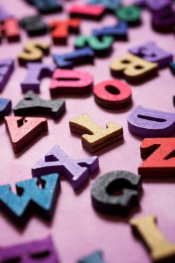 Masadaki tahta harfler..