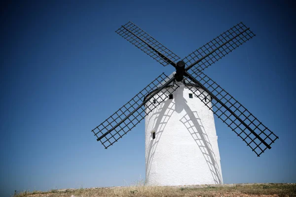 风车在阿尔卡扎德三胡安 城真正省卡斯蒂利亚 拉曼恰西班牙 — 图库照片