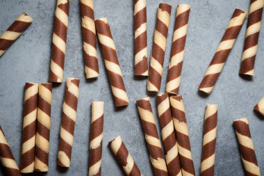 Gofret yuvarlanır taştan bir masada.