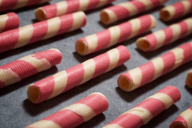 Gofret yuvarlanır taştan bir masada.