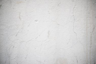 Eski bir duvarın önü.