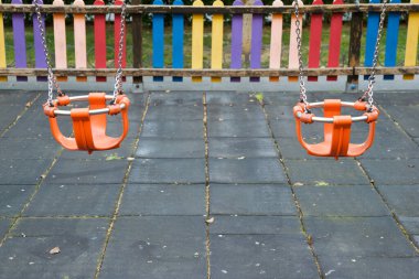 boş sallanır oyun parkı içinde.