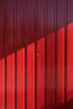 Metal bir kapının önü..