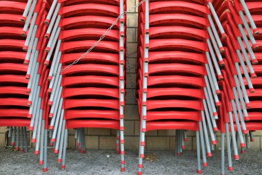 İspanya 'nın Zaragoza şehrinde caddeye dizilmiş metal sandalyeler..