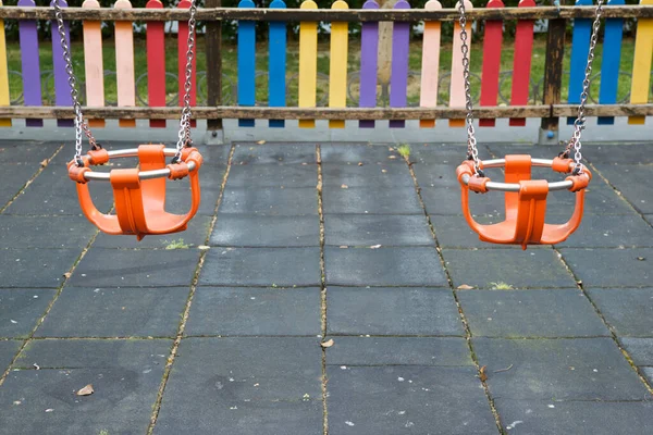 Leere Schaukeln Auf Einem Spielplatz — Stockfoto