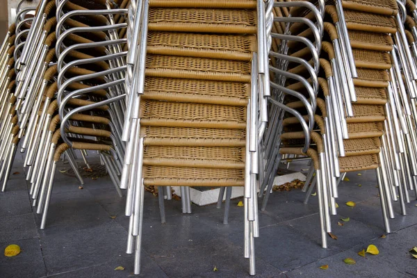 Metal Sandalyeler Caddeye Yığıldı — Stok fotoğraf