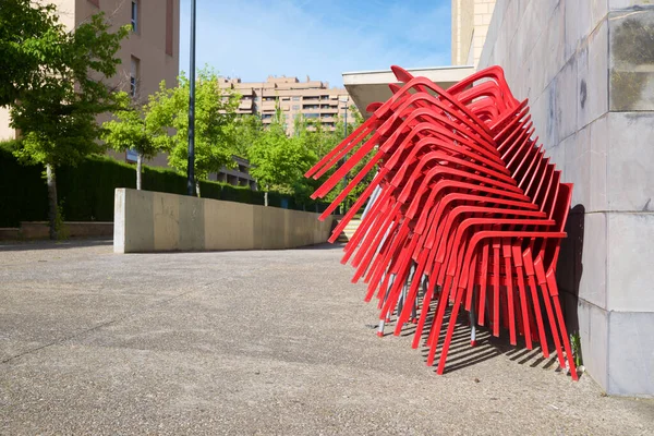 西班牙萨拉戈萨大街上堆放的金属椅子 — 图库照片