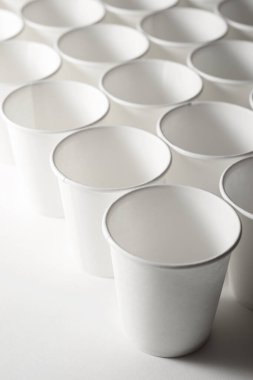 Tek kullanımlık büyük bardaklar grubu.