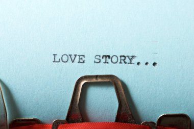 Bir kağıda yazılmış aşk hikayesi metni.