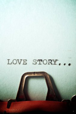 Bir kağıda yazılmış aşk hikayesi metni.