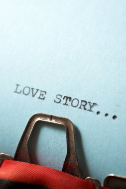 Bir kağıda yazılmış aşk hikayesi metni.