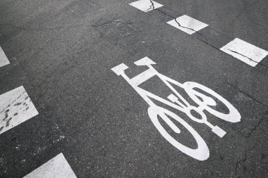 İspanya, Zaragoza 'da bir caddeye bisiklet yolu tabelası çizilmiş..