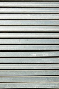 Arka plan modern bir cephenin metal yüzeyi ile oluşturuldu.