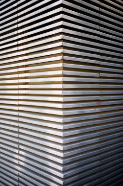 Arka plan modern bir cephenin metal yüzeyi ile oluşturuldu.