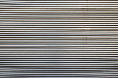 Arka plan modern bir cephenin metal yüzeyi ile oluşturuldu.