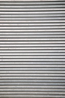 Arka plan modern bir cephenin metal yüzeyi ile oluşturuldu.