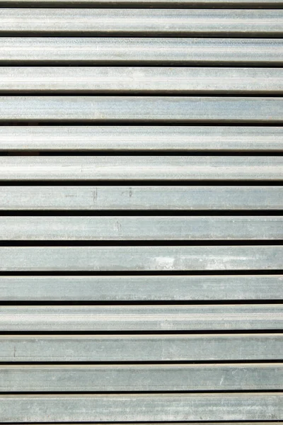 Arka plan modern bir cephenin metal yüzeyi ile oluşturuldu.
