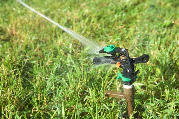 Großaufnahme Einer Sprinkleranlage Die Einen Garten Wässert — Stockfoto