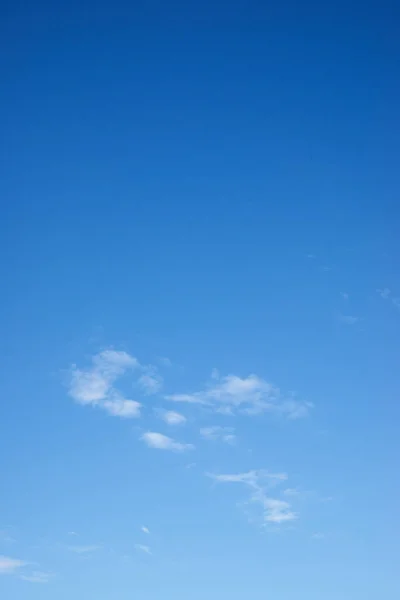 Λευκά Σύννεφα Και Μπλε Ουρανός Στην Ισπανία — Φωτογραφία Αρχείου