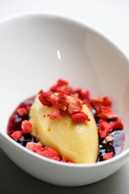 Beyaz kasede çilekli şeftalili dondurma..