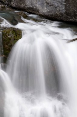 Ordesa Ulusal Parkı 'ndaki şelale, Huesca Eyaleti' ndeki Pireneler, Aragon, İspanya.
