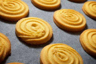 Taş bir masada tereyağlı kurabiye..