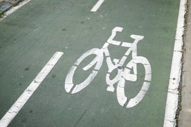 İspanya, Zaragoza 'da bir caddeye bisiklet yolu tabelası çizilmiş..