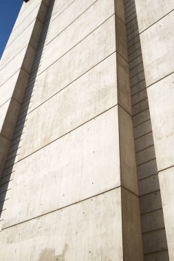 Boş bir beton duvarın görüntüsü.