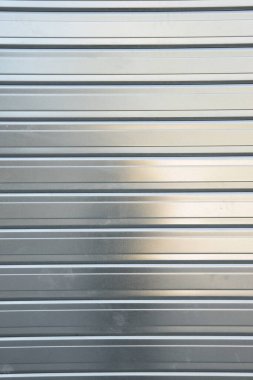 Bir mağazanın metal kaplamasının ön görüntüsü.