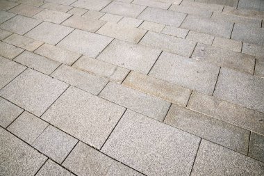 Taş döşeli bir caddenin zemininde.