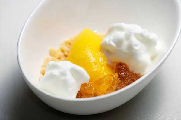 Glace Mangue Avec Crème Aux Agrumes Sur Bol Blanc — Photo