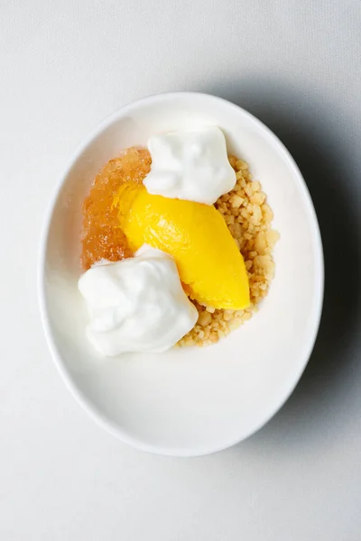 Glace Mangue Avec Crème Aux Agrumes Sur Bol Blanc — Photo