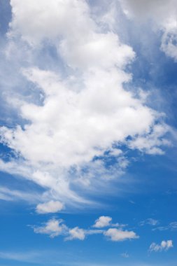 İspanya 'da beyaz bulutlar ve mavi gökyüzü.