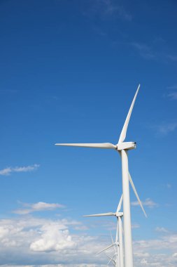 Elektrik üretimi için yel değirmenleri, Zaragoza Eyaleti, İspanya Aragon.