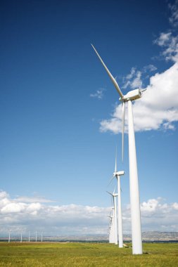 Elektrik üretimi için yel değirmenleri, Zaragoza Eyaleti, İspanya Aragon.