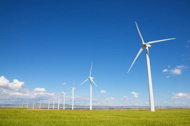 Elektrik üretimi için yel değirmenleri, Zaragoza Eyaleti, İspanya Aragon.