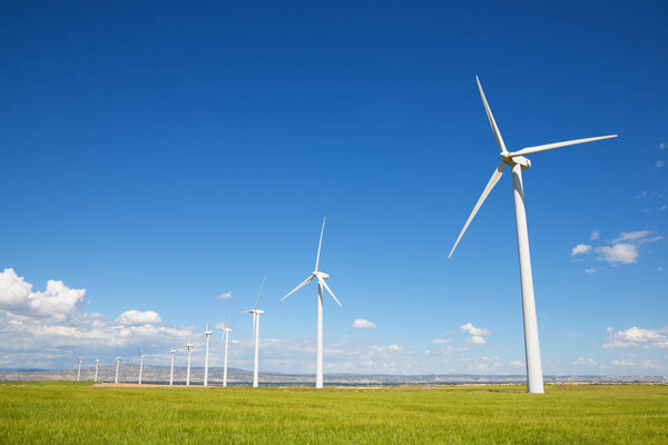Ветряные мельницы для производства электроэнергии, провинция Сарагоса, Арагон в Испании.