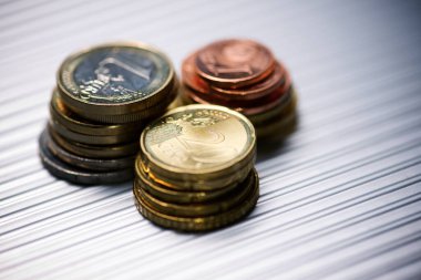 Metal bir yüzeyde Euro sikkeleri.