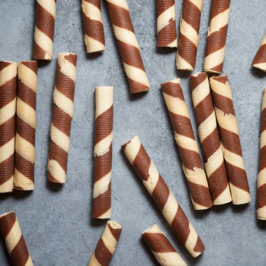 Gofret yuvarlanır taştan bir masada.