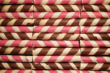 Gofret yuvarlanır taştan bir masada.