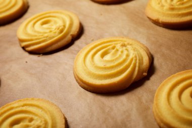 Pişirme kağıdında tereyağlı kurabiye.