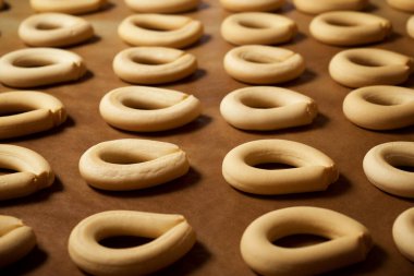 Pişirme kağıdındaki ekmek çubukları..