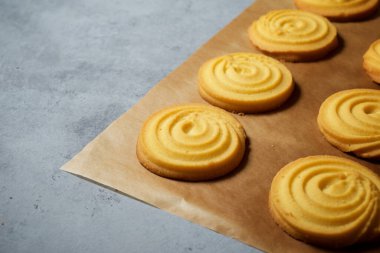 Pişirme kağıdında tereyağlı kurabiye.