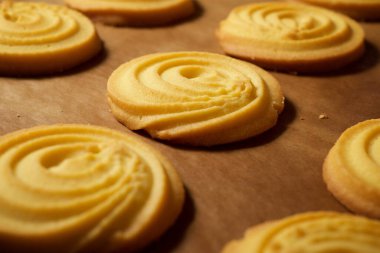 Pişirme kağıdında tereyağlı kurabiye.