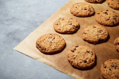 Pişirme kağıdındaki kurabiyeler.