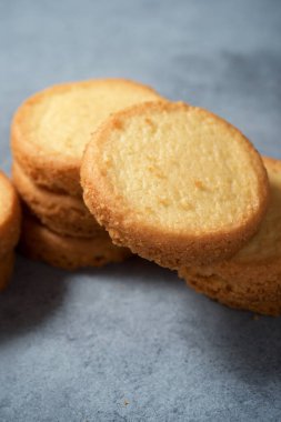 Taş bir masada tereyağlı kurabiye..