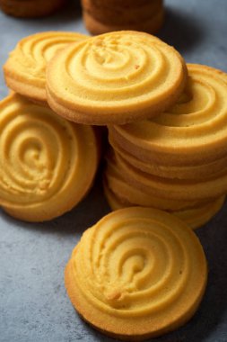 Taş bir masada tereyağlı kurabiye..